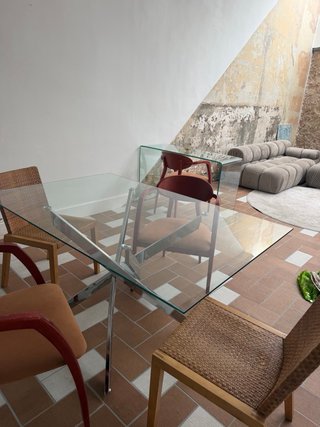Mesa cristal y metal patas madera