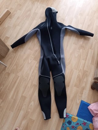 Traje de neopreno con capucha