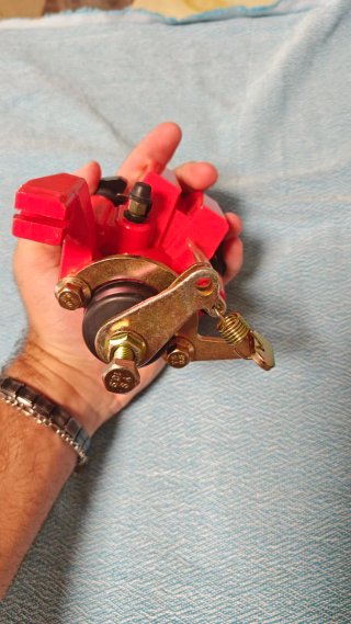 Pinza de freno trasero roja