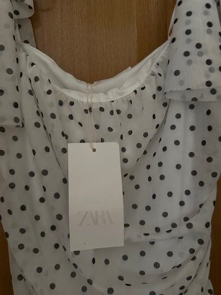 Vestido Zara lunares drapeado talla L