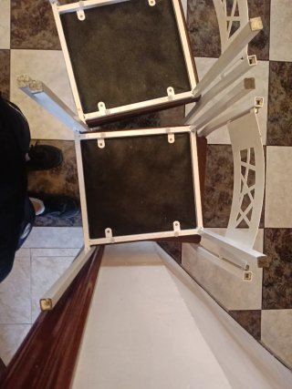 Sillas de cocina de metal resistente.