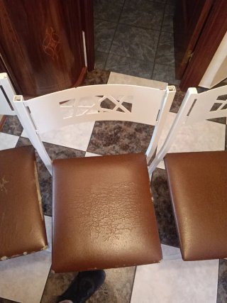 Sillas de cocina de metal resistente.