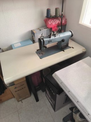 Máquina de coser Alfa 157 con mesa y pedal