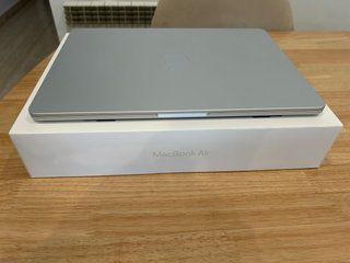 MacBook Air 13.6" M2 (8GB / 256GB) Plata