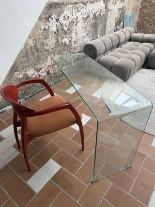 Mesa de trabajo de cristal y madera