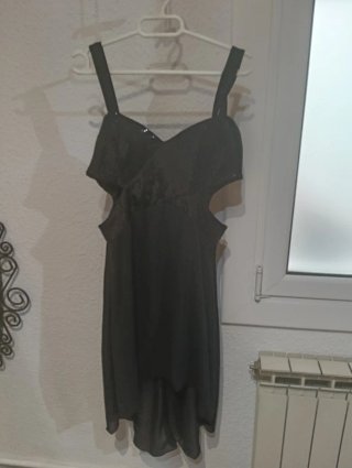 Vestido negro con lentejuelas y aberturas