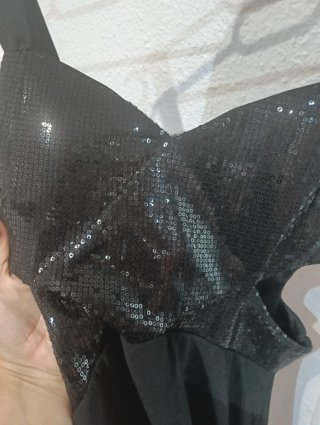 Vestido negro con lentejuelas y aberturas
