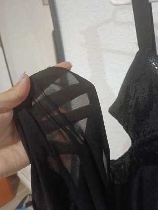 Vestido negro con lentejuelas y aberturas