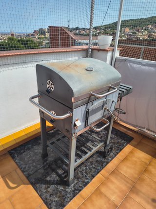 Barbacoa de metal gris