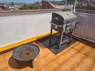 Barbacoa de metal gris