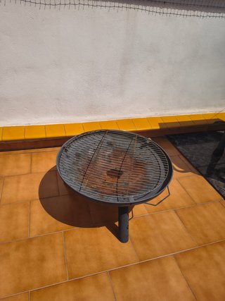 Barbacoa de metal gris