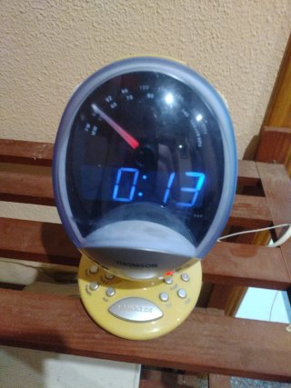 Radio Reloj Despertador Thomson Azul y Amarillo