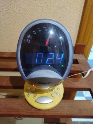 Radio Reloj Despertador Thomson Azul y Amarillo