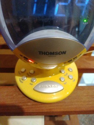 Radio Reloj Despertador Thomson Azul y Amarillo