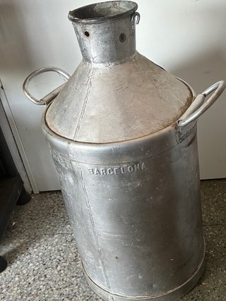 Cántaro lechero de hierro antiguo