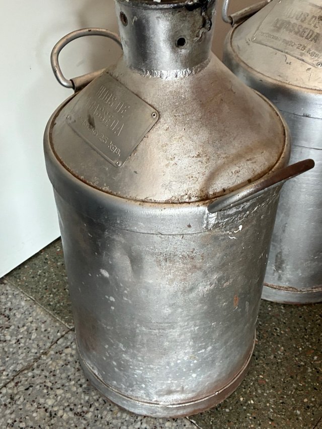 Cántaro lechero de hierro antiguo