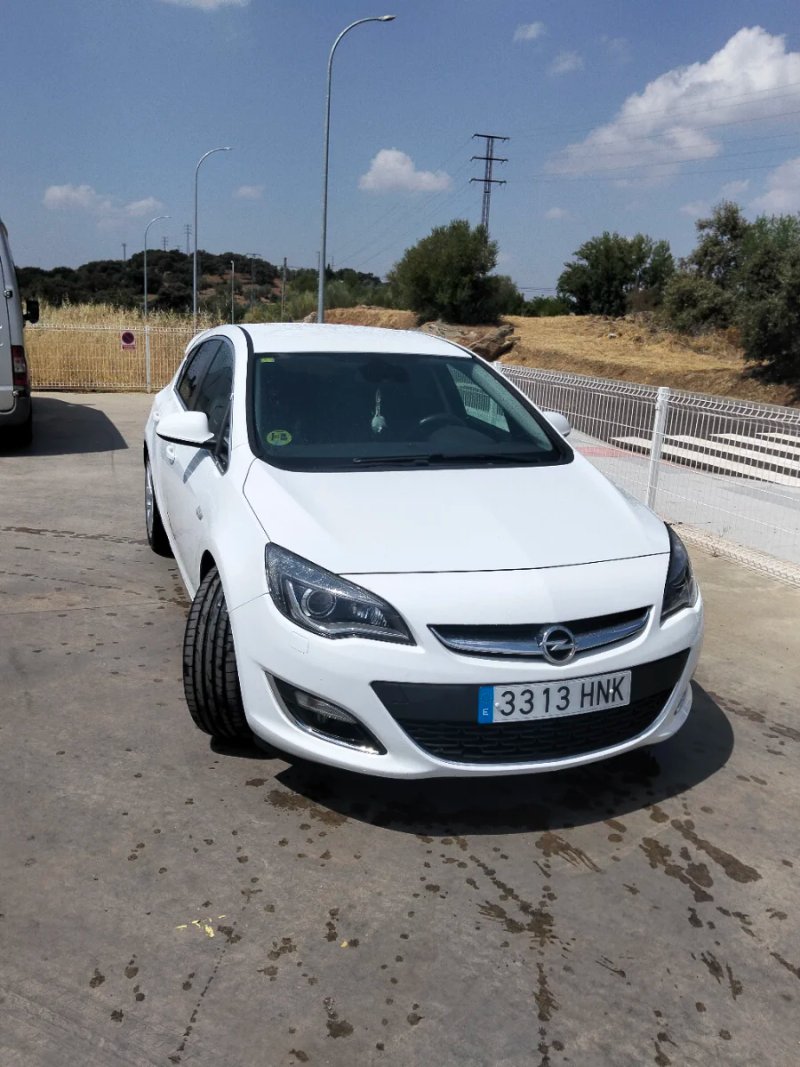 Opel Astra 2012 - foto 1