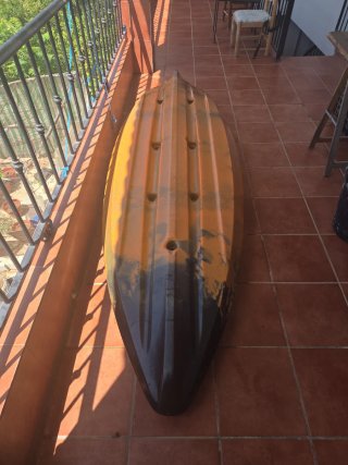 Kayak de pesca naranja y negro