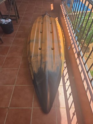 Kayak de pesca naranja y negro