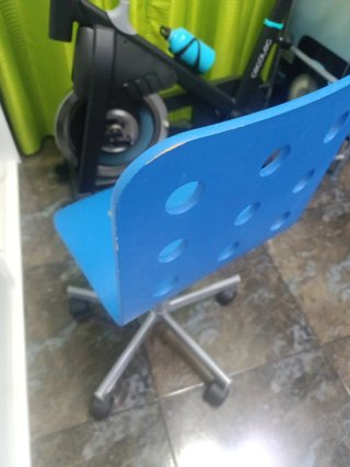 Silla infantil azul para escritorio
