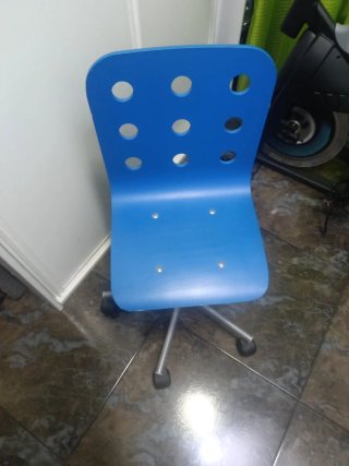 Silla infantil azul para escritorio
