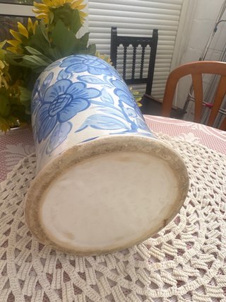Jarrón de cerámica azul y blanco