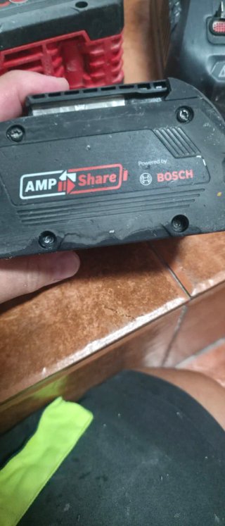 Cargador y 2 Baterías Bosch 18V