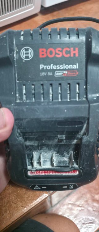 Cargador y 2 Baterías Bosch 18V
