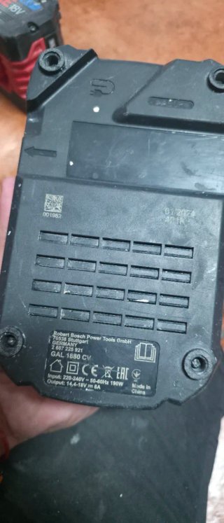 Cargador y 2 Baterías Bosch 18V
