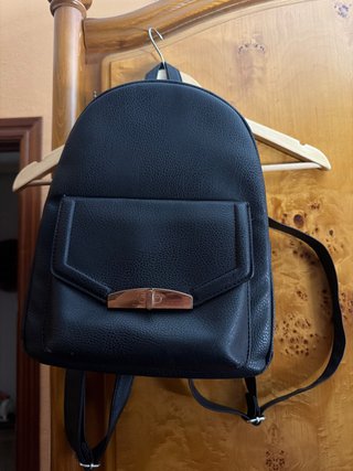 Mochila negra piel sintética textura