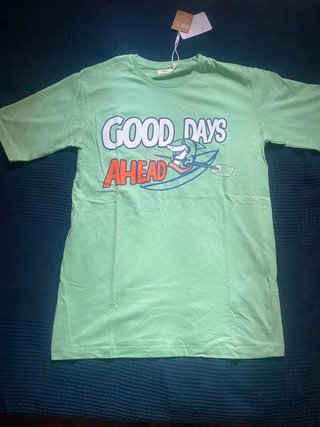 Camiseta verde con tiburón surfista