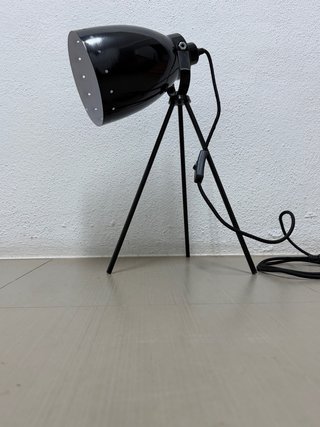 Lámpara de mesa industrial negra