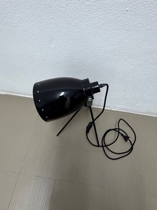 Lámpara de mesa industrial negra