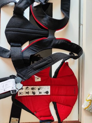 Mochila Portabebés BabyBjörn Negra y Roja