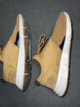 Zapatos casuales beige y blancos