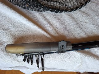 Caña de pescar con carrete y accesorios
