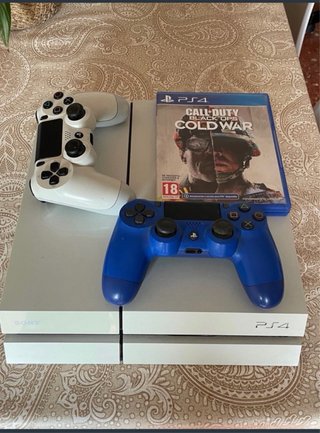 PS4 (Playstation 4) con 2 mandos y juego