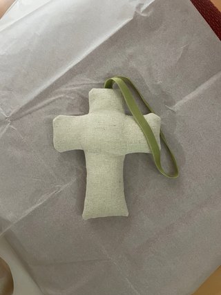 Cruz bordada flores cuna
