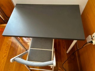 Escritorio y silla plegable gris y blanco