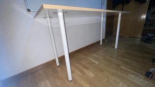 Mesa de escritorio de madera clara