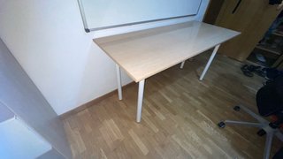 Mesa de escritorio de madera clara