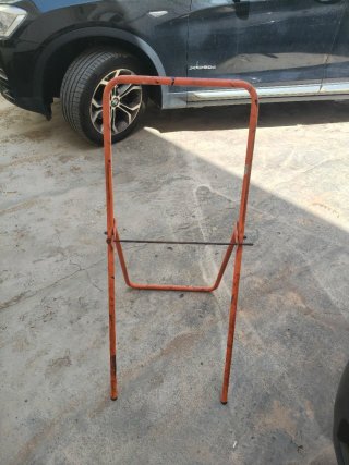 Soporte metálico plegable para rollo de papel