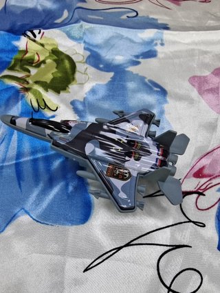 Avión de juguete militar camuflaje