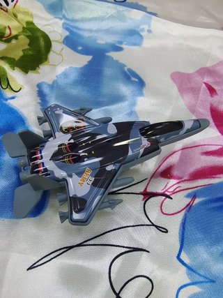 Avión de juguete militar camuflaje