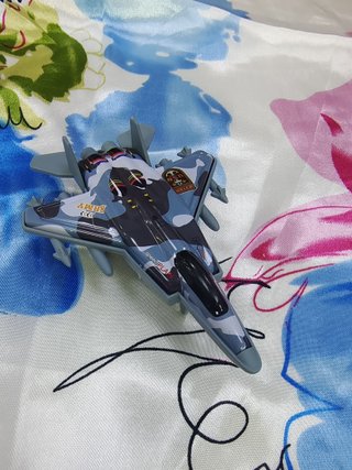 Avión de juguete militar camuflaje