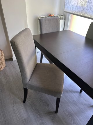 Mesa extensible Ikea Bjursta + 4 sillas tapizadas