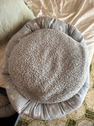 Cama para mascotas gris y blanca