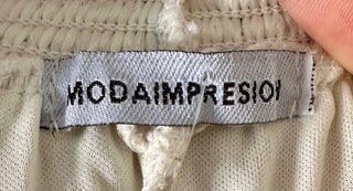 Pantalón corto beige volantes crochet