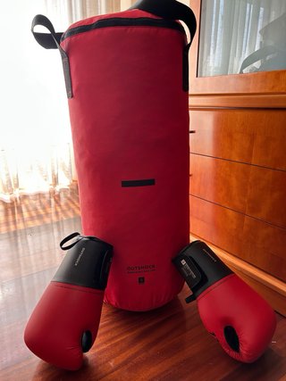 Saco de boxeo rojo y guantes Nunca fue usado