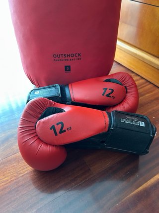 Saco de boxeo rojo y guantes Nunca fue usado